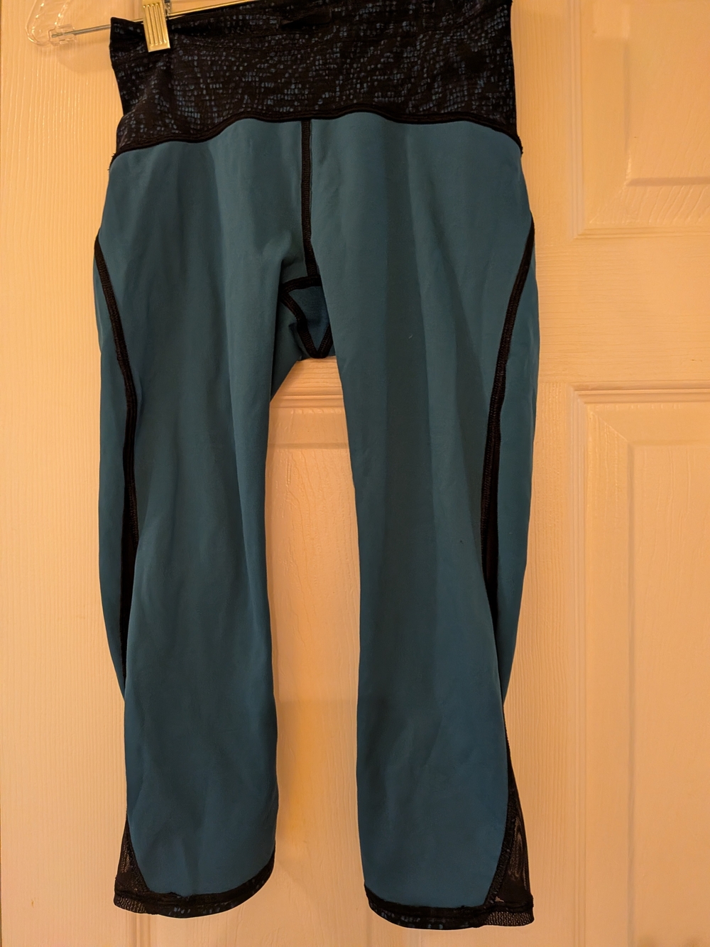 Lululemon Women's Teal Active Capri Pants with Black Waistband